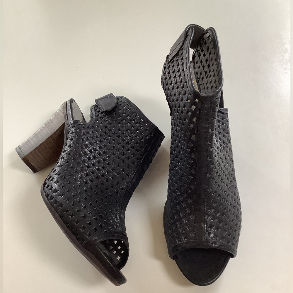 Peep toe mesh leather sandals by Felmini